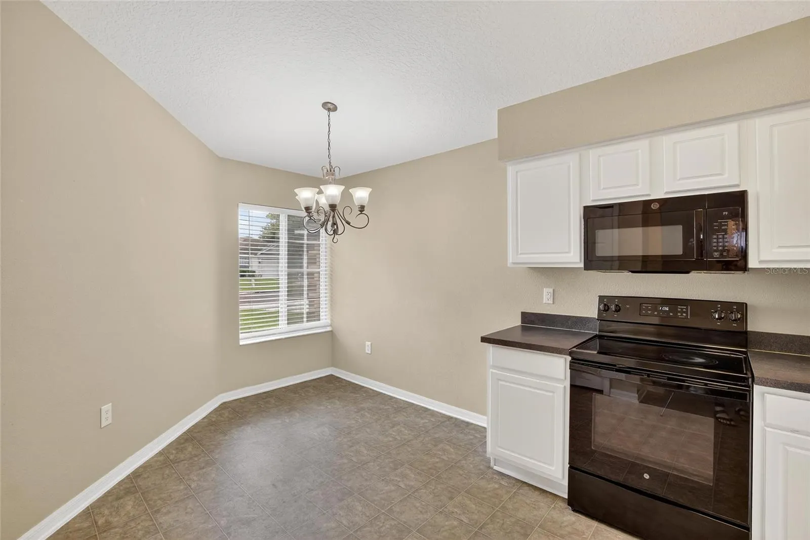 4404 COUNTRY HILLS BLVD