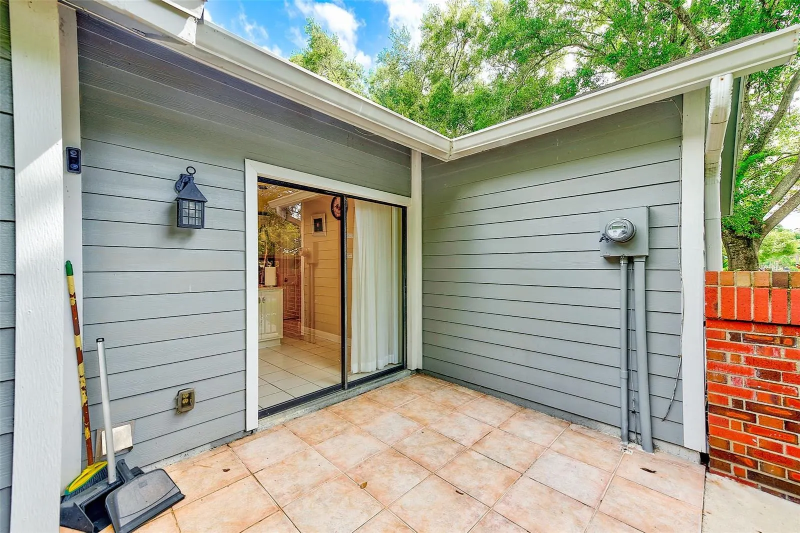 2728 BENTLEY DR