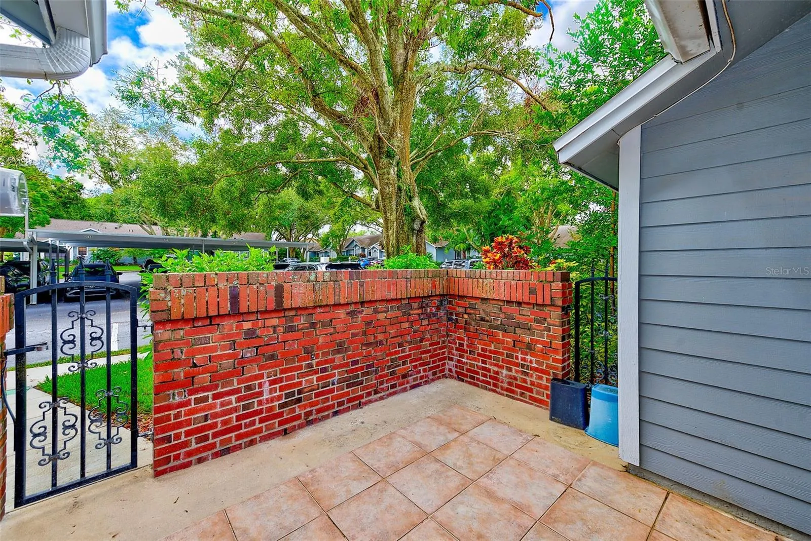 2728 BENTLEY DR