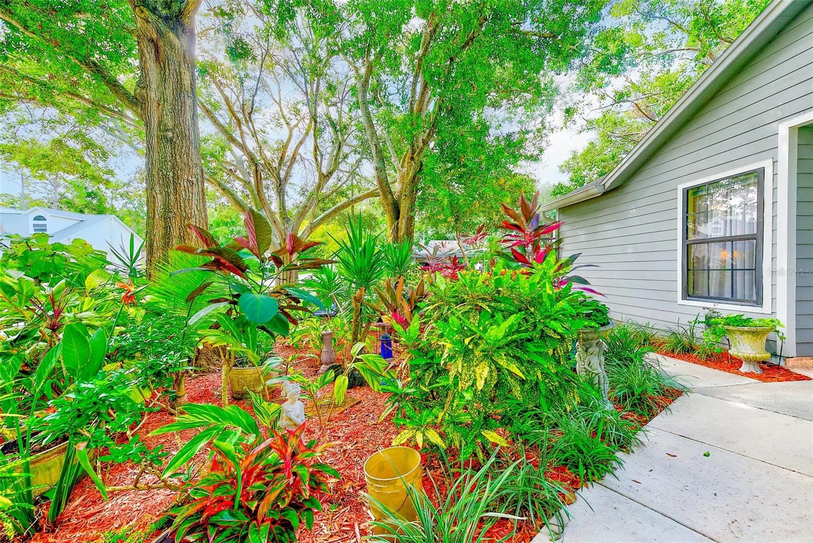 2728 BENTLEY DR