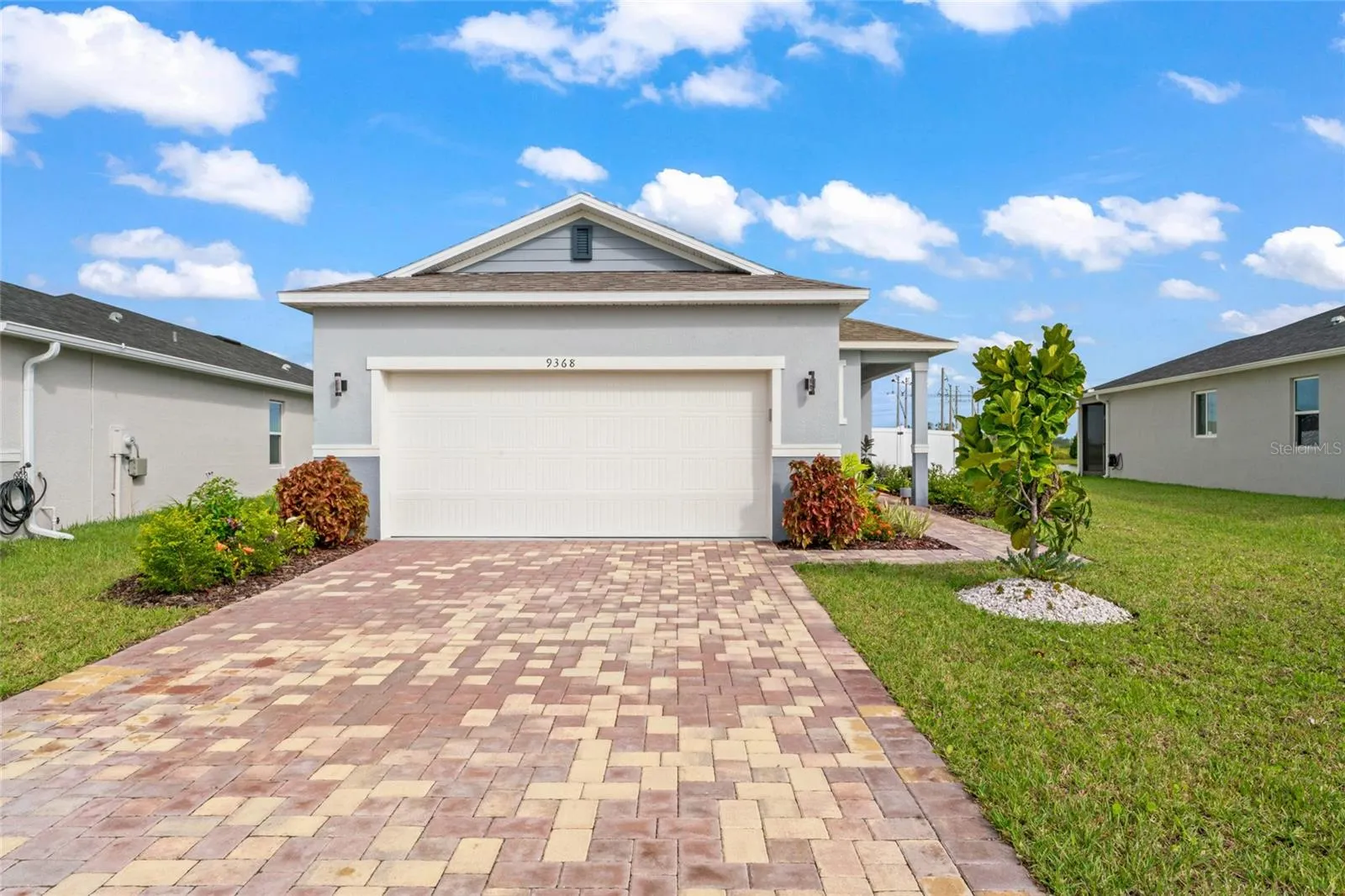 9368 SANDY BLUFFS CIR