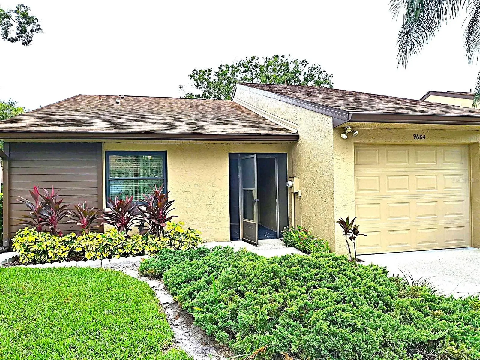 9684 LAKE SEMINOLE DR E