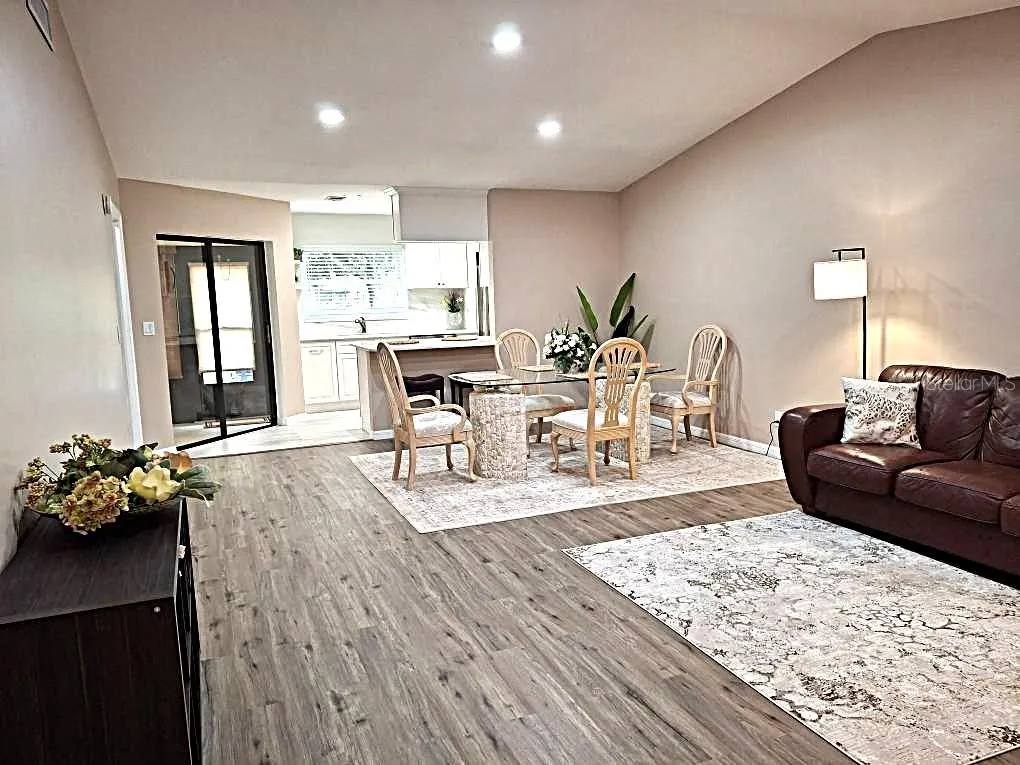 9684 LAKE SEMINOLE DR E
