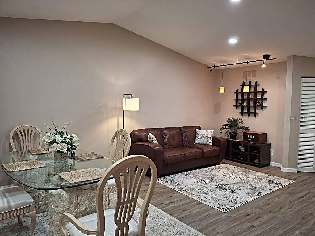 9684 LAKE SEMINOLE DR E