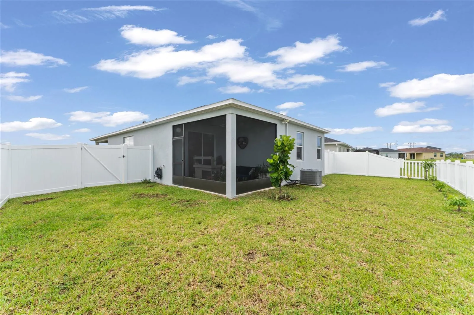 9368A SANDY BLUFFS CIR