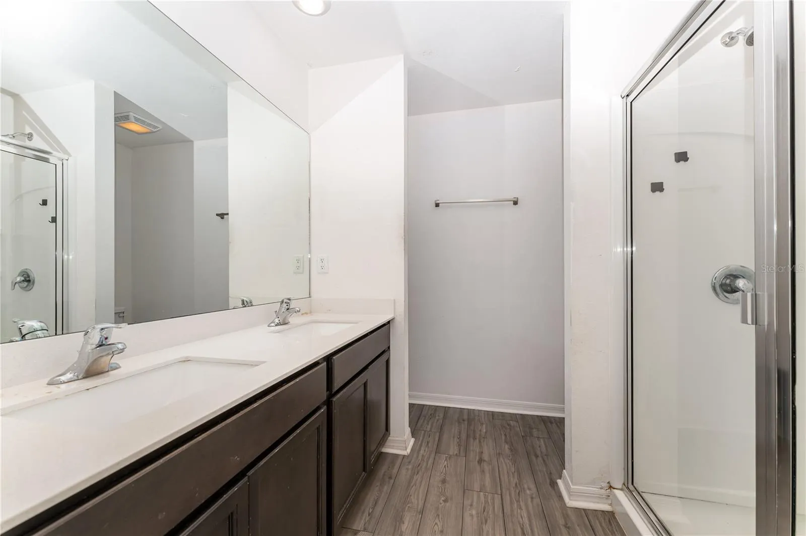 1372 SWAN LAKE CIR