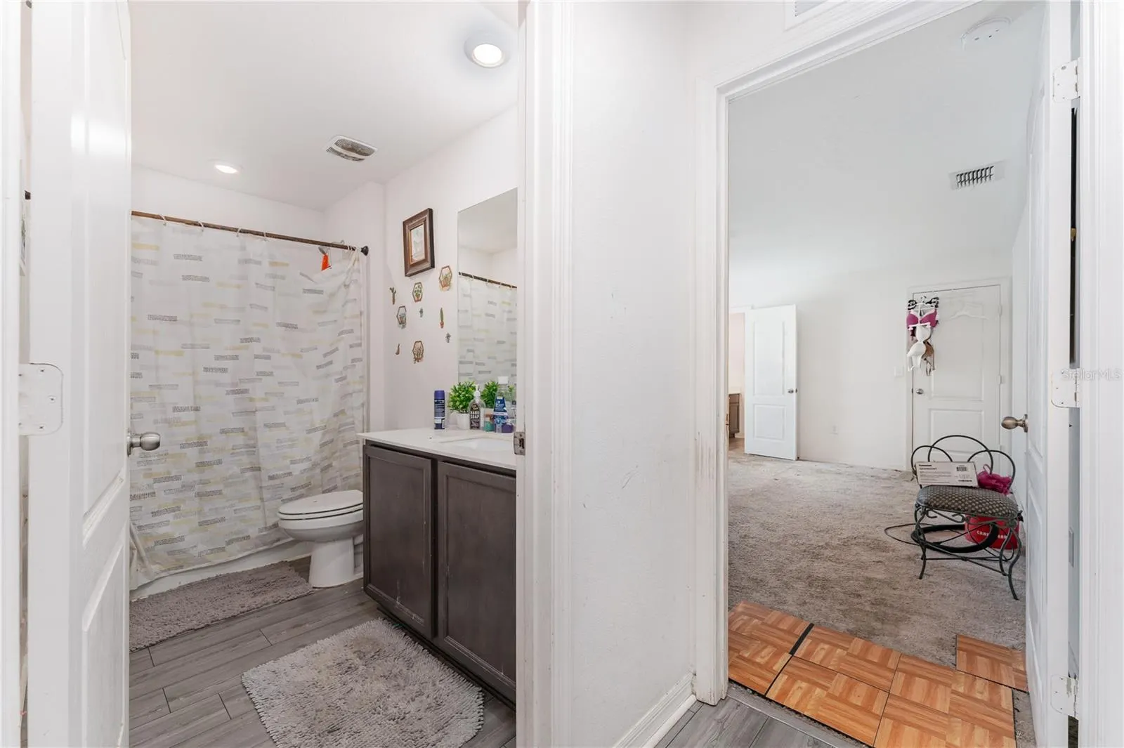 1372 SWAN LAKE CIR