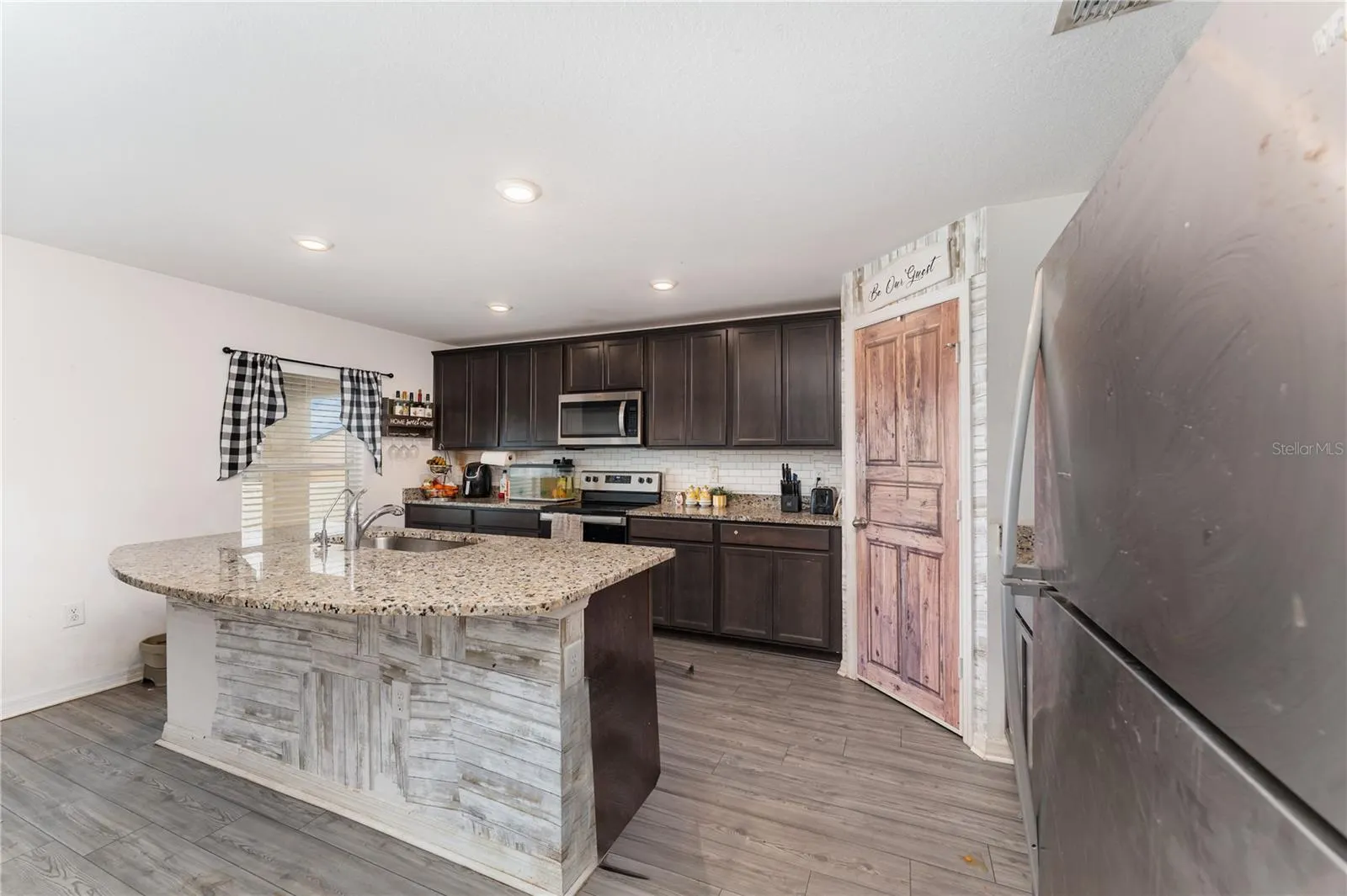 1372 SWAN LAKE CIR