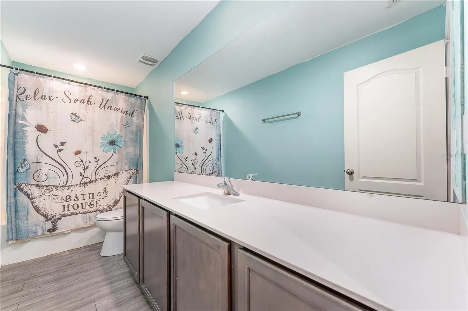 1372 SWAN LAKE CIR
