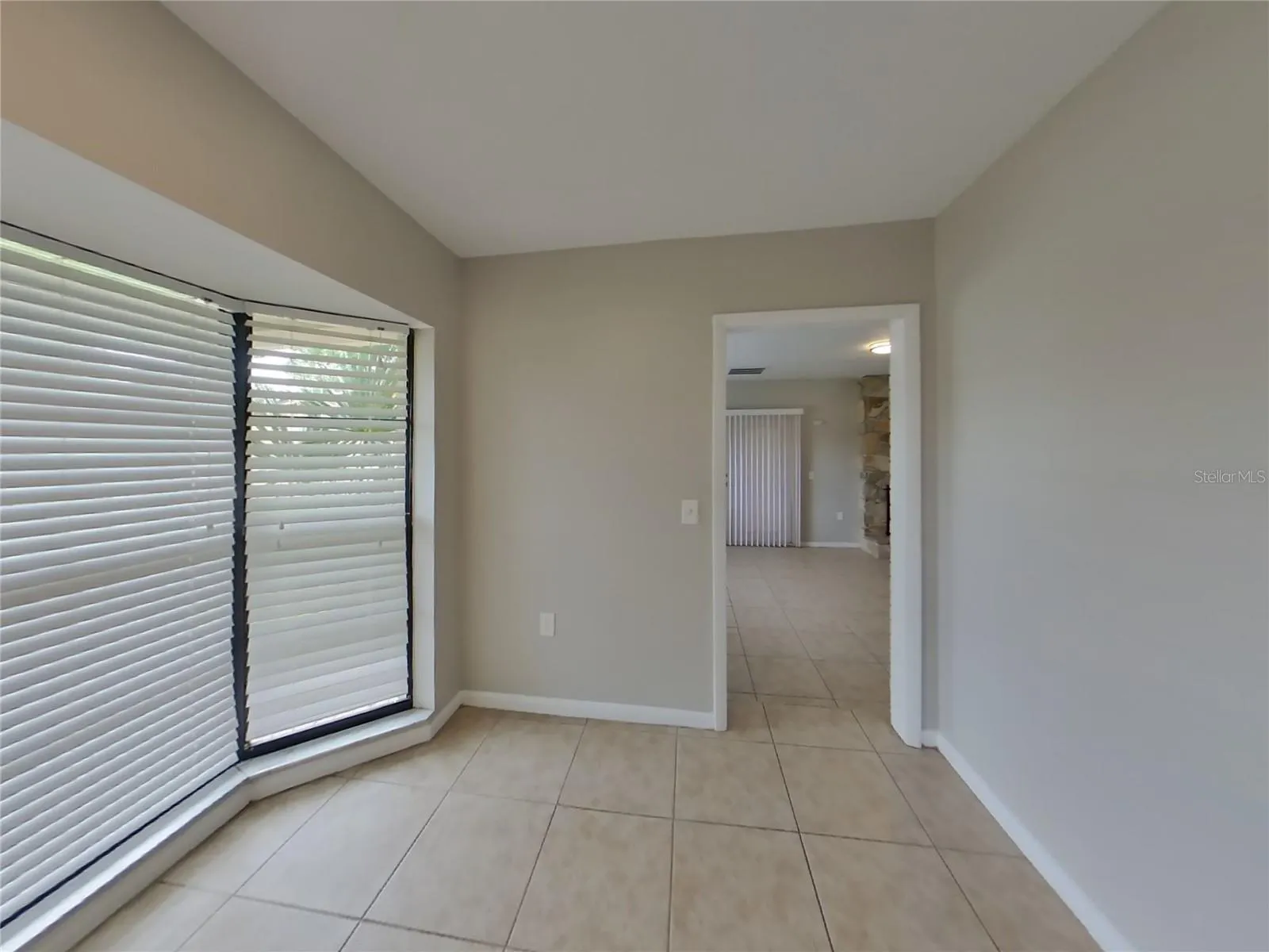 1010 ROCHELLE LN