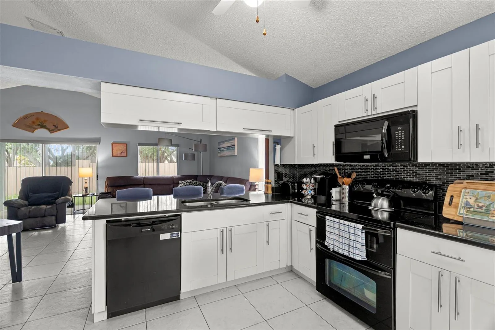 3261 MONTROSE CIR