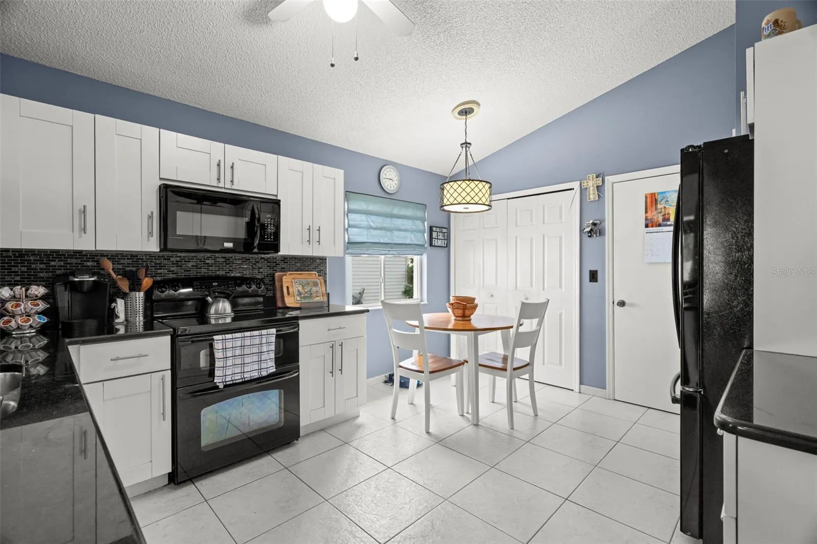 3261 MONTROSE CIR