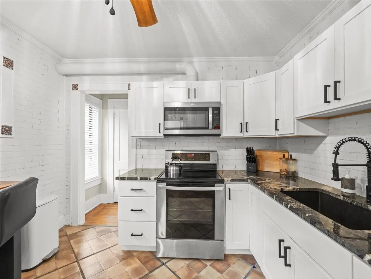 1013 MAGNOLIA DR