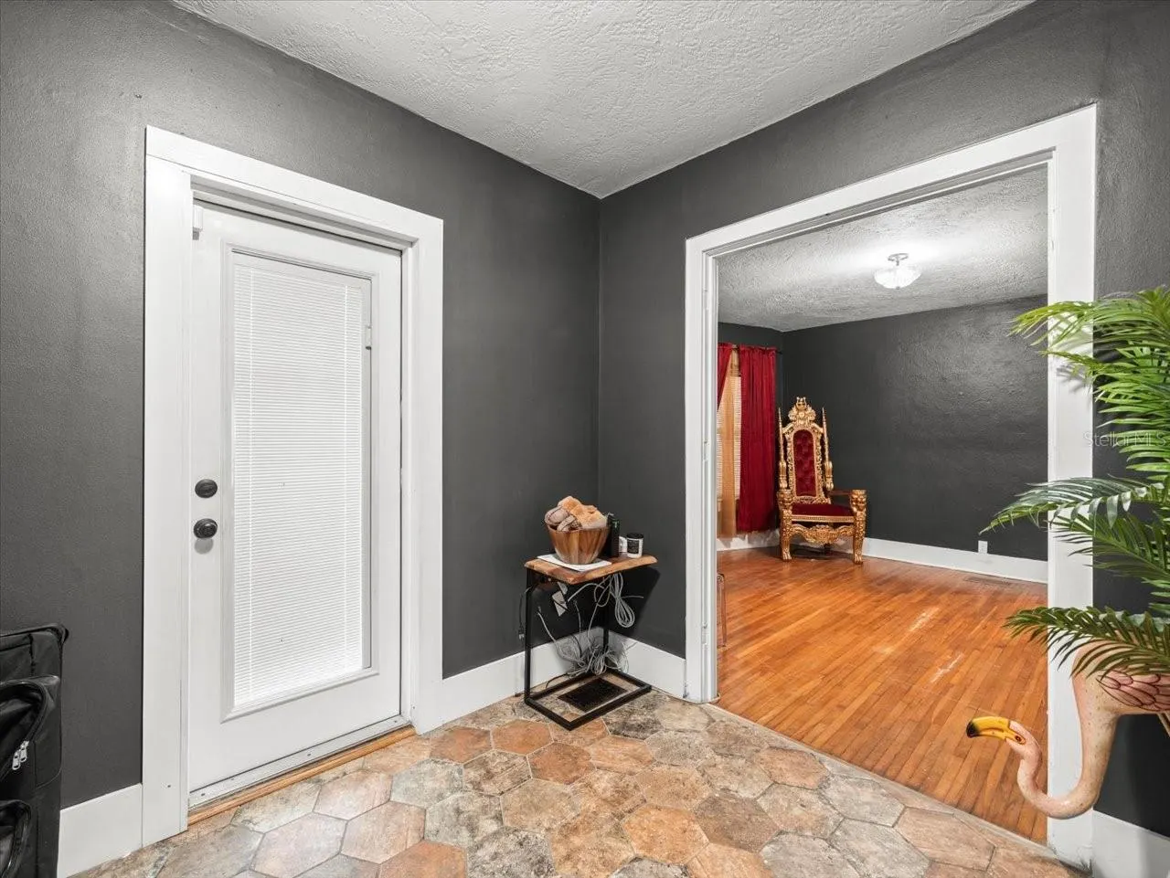 1013 MAGNOLIA DR