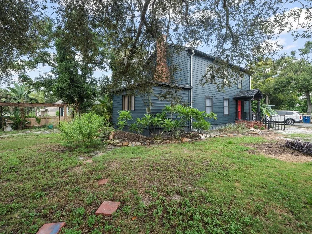 1013 MAGNOLIA DR