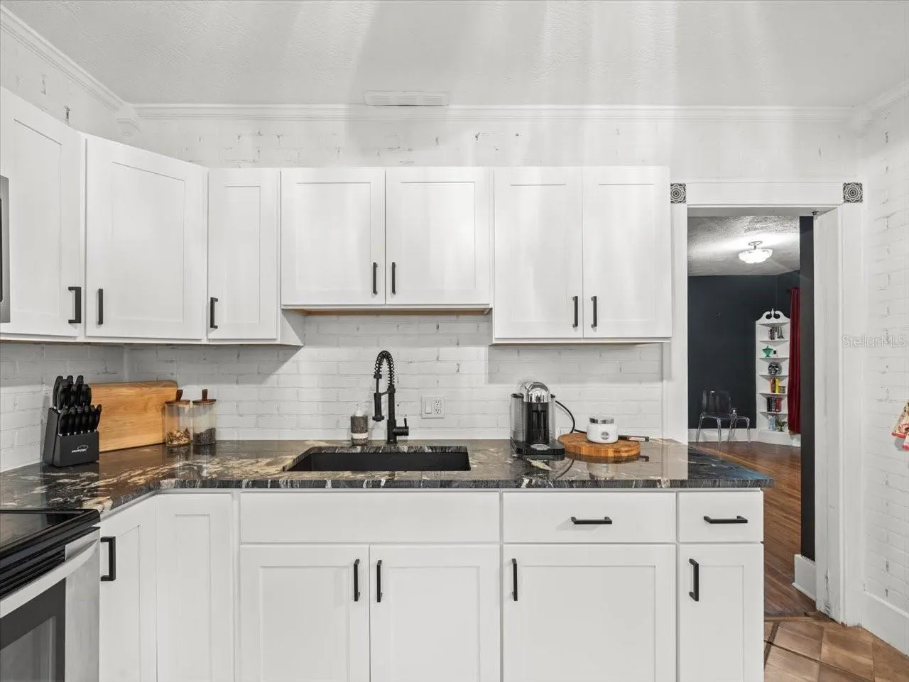 1013 MAGNOLIA DR