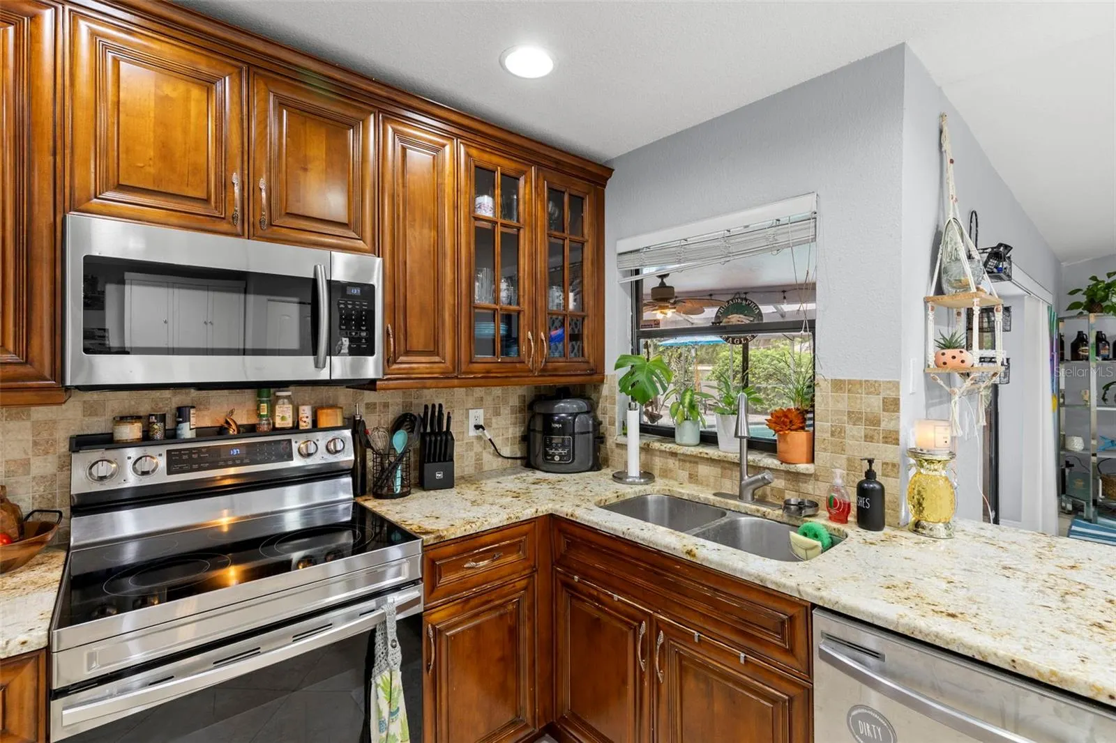 4221 HOLLOWTRAIL DR