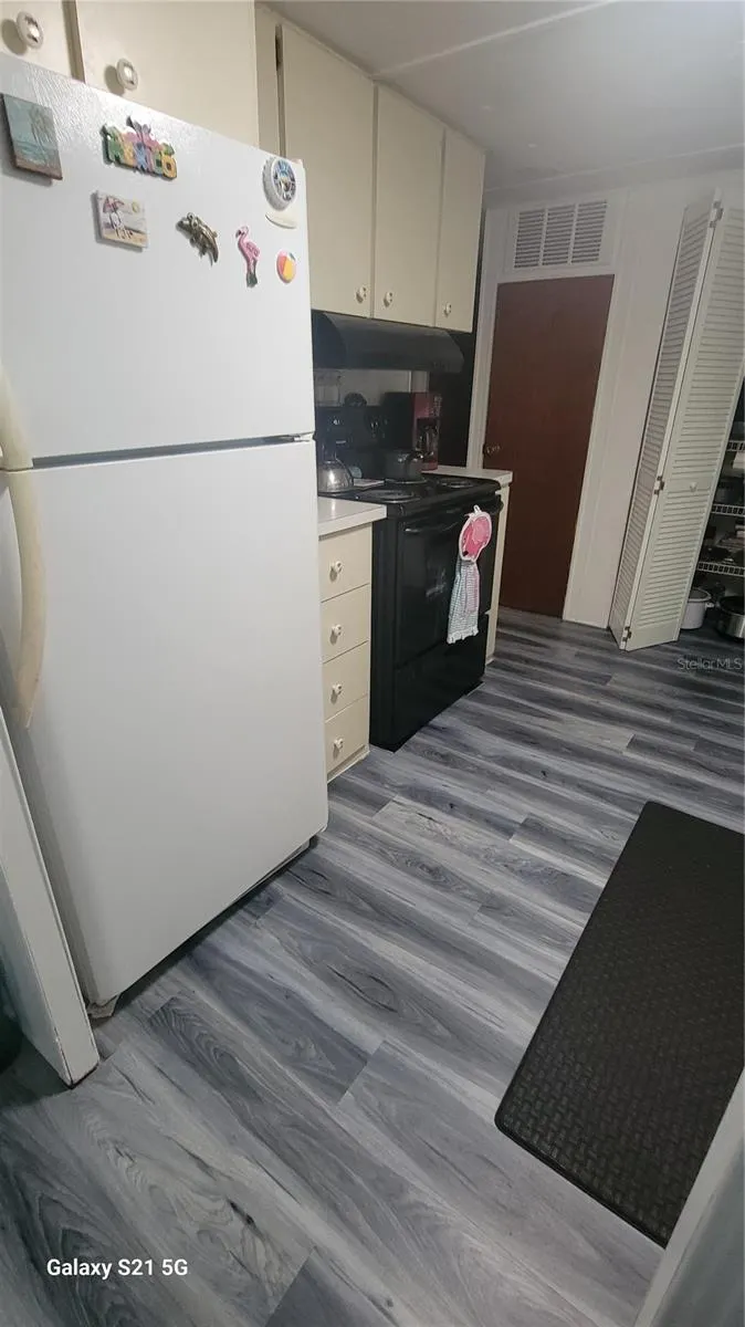 585 SKY HARBOR DR #230, #230