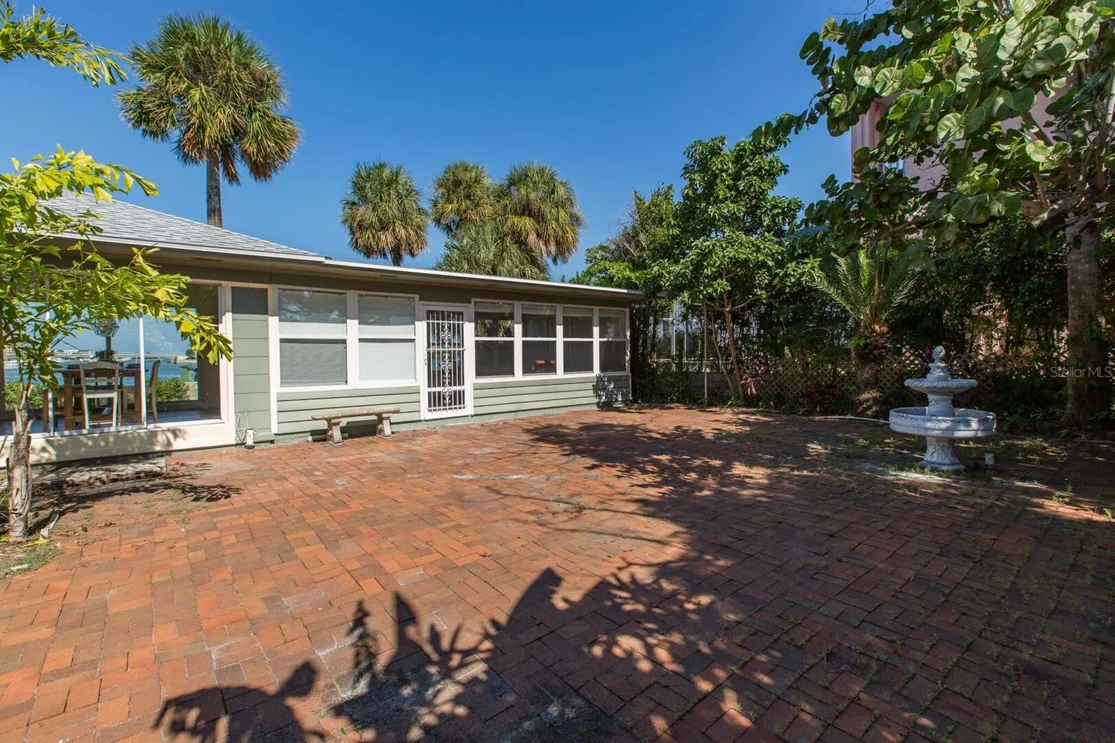 180 DEVON DR