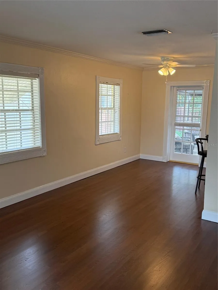 136 E DAVIS BLVD