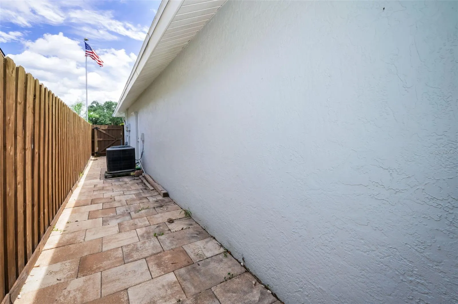 3233 CARRIAGE DR