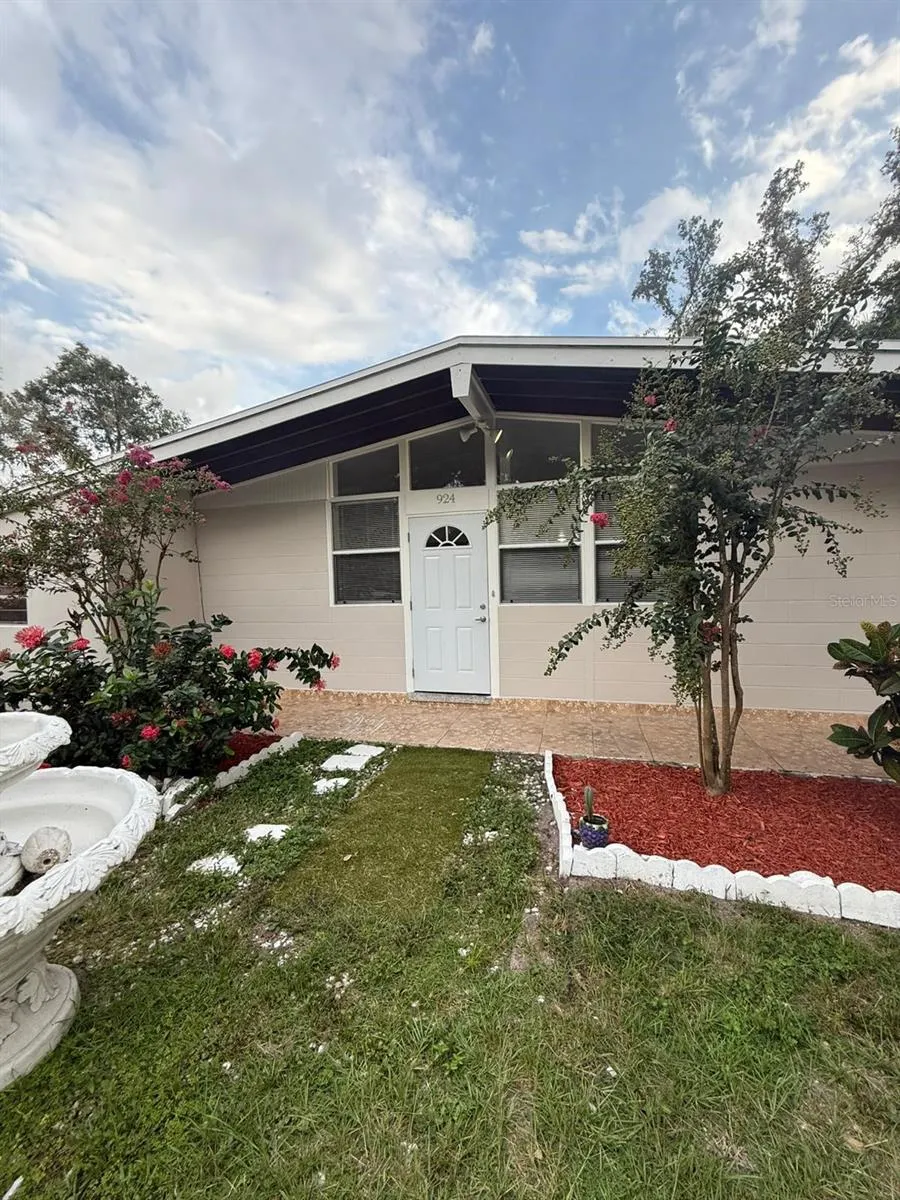 924 LAKEWOOD AVE