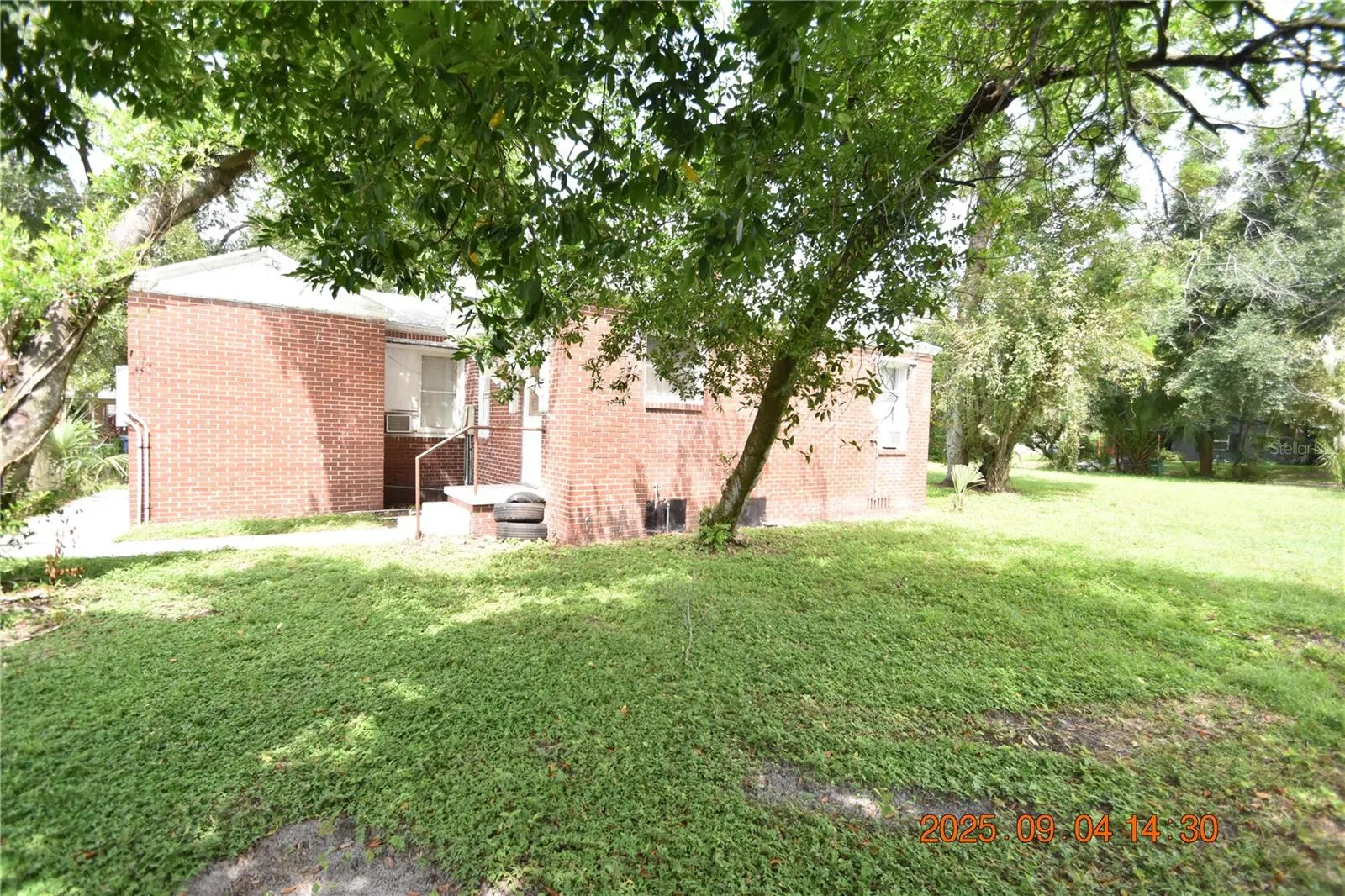 1435 E PARIS ST