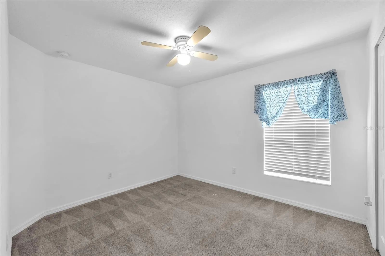 5518 BLUE AZURE DR