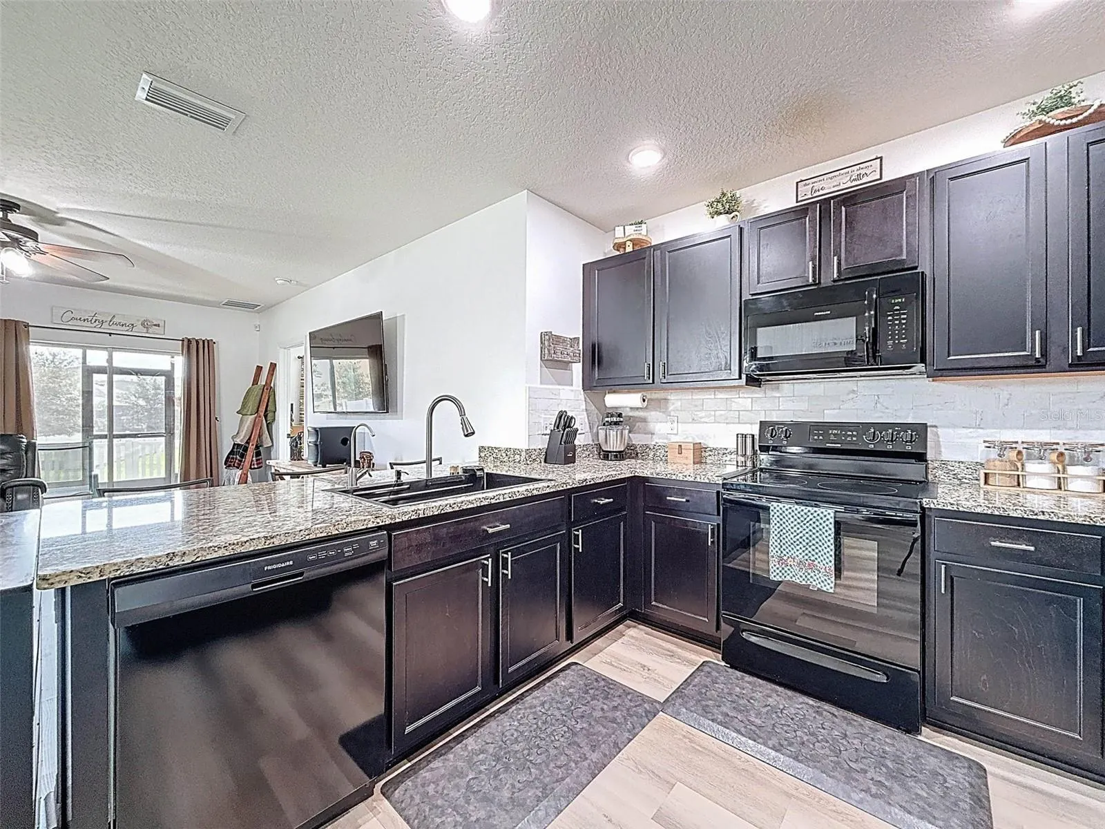 8089 PELICAN REED CIR