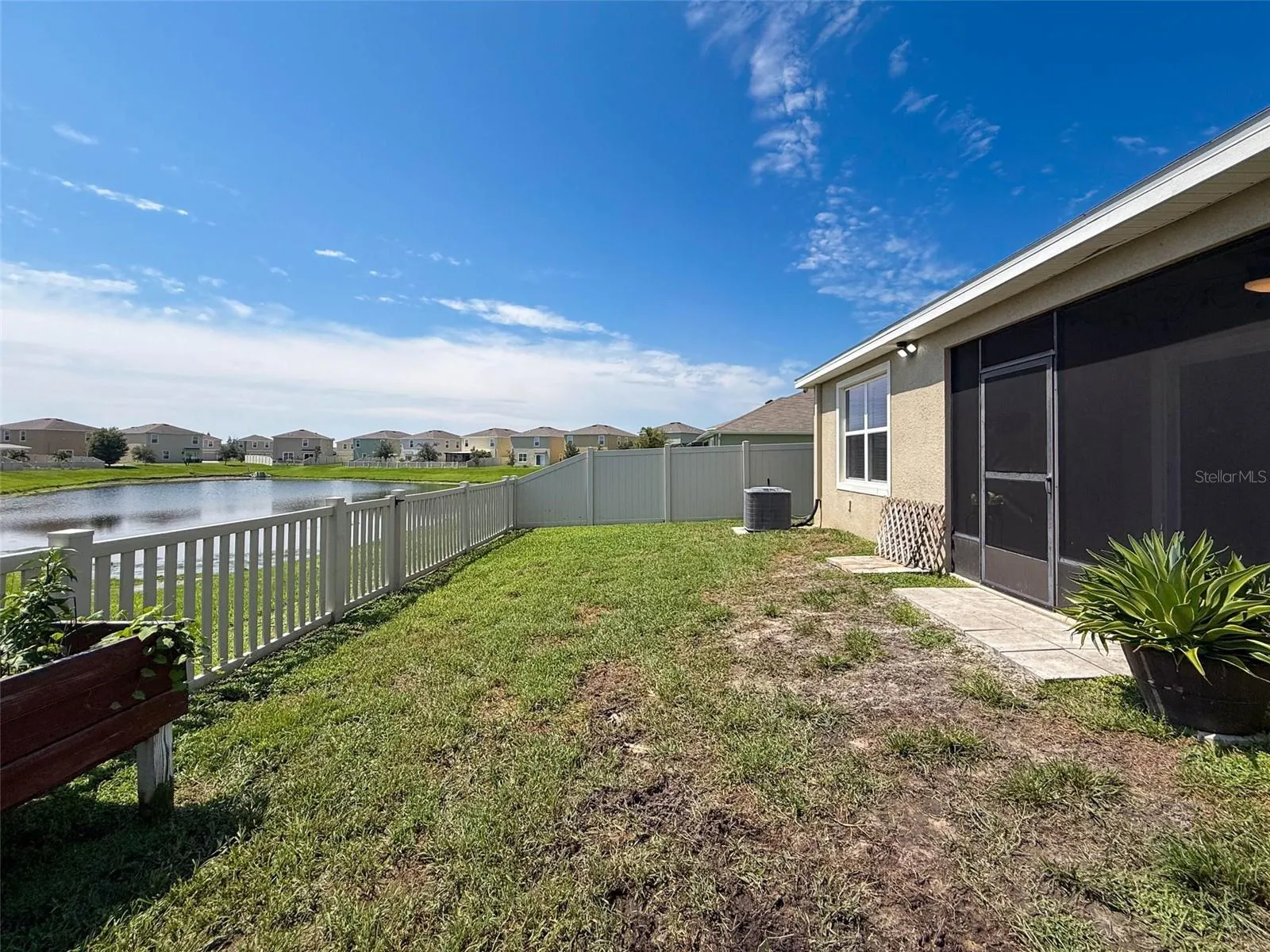 8089 PELICAN REED CIR