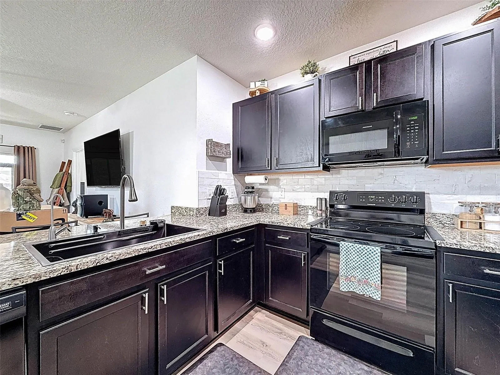 8089 PELICAN REED CIR