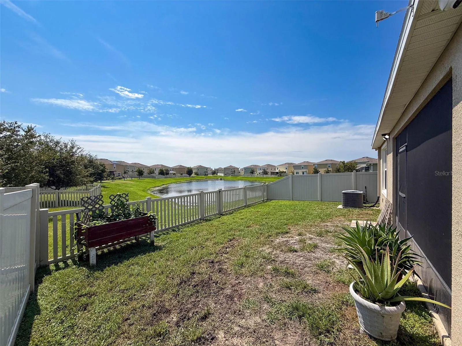 8089 PELICAN REED CIR