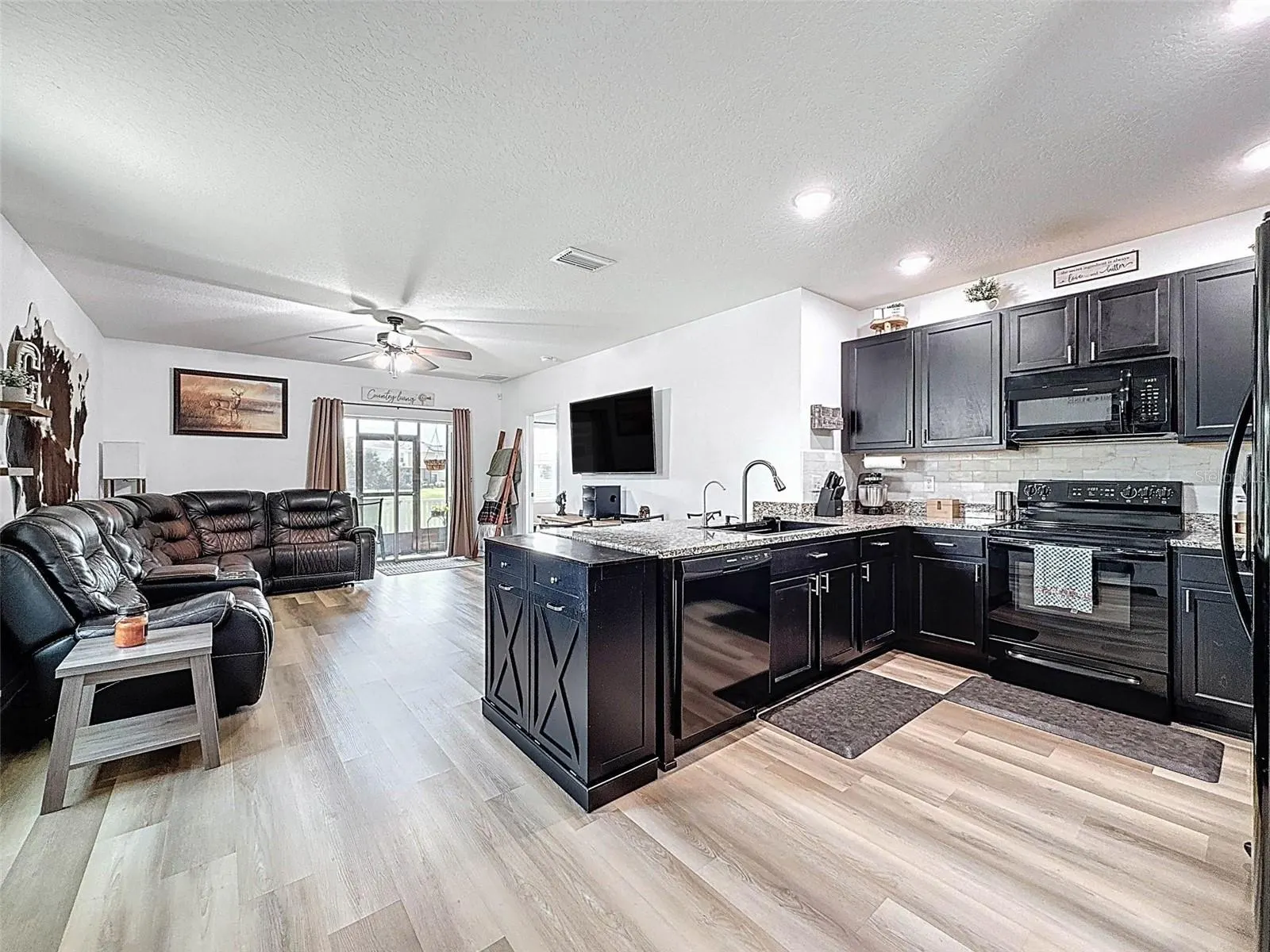 8089 PELICAN REED CIR