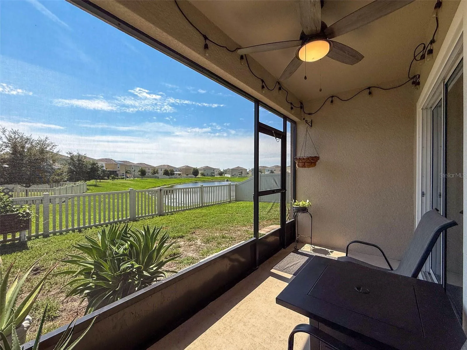 8089 PELICAN REED CIR