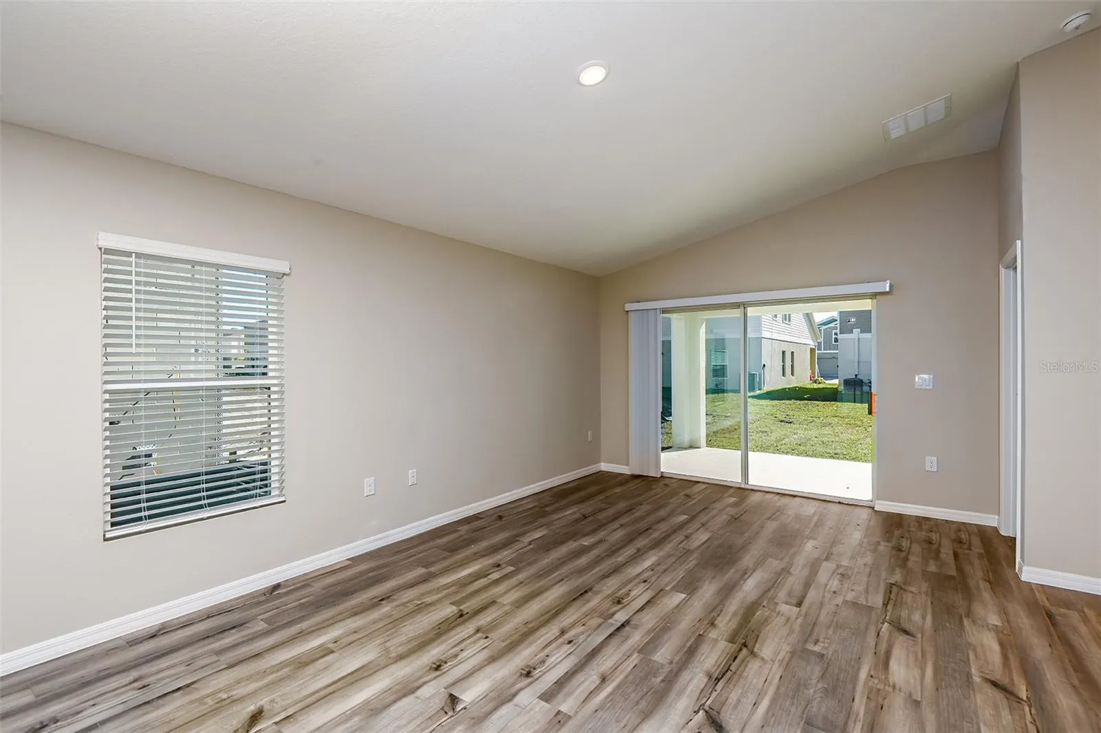 5532 TAVERNA LOOP