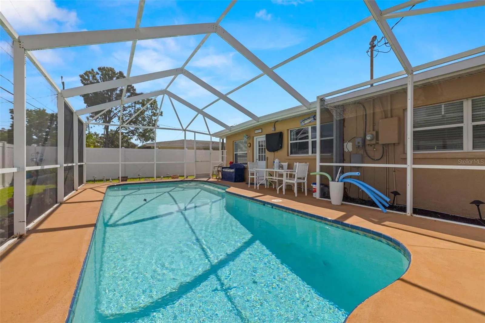 2479 BAYWOOD DR E