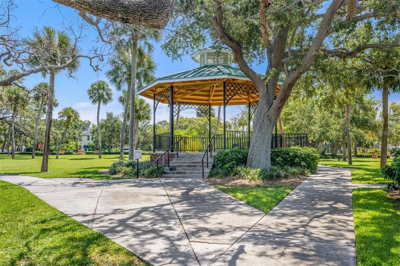 2479 BAYWOOD DR E