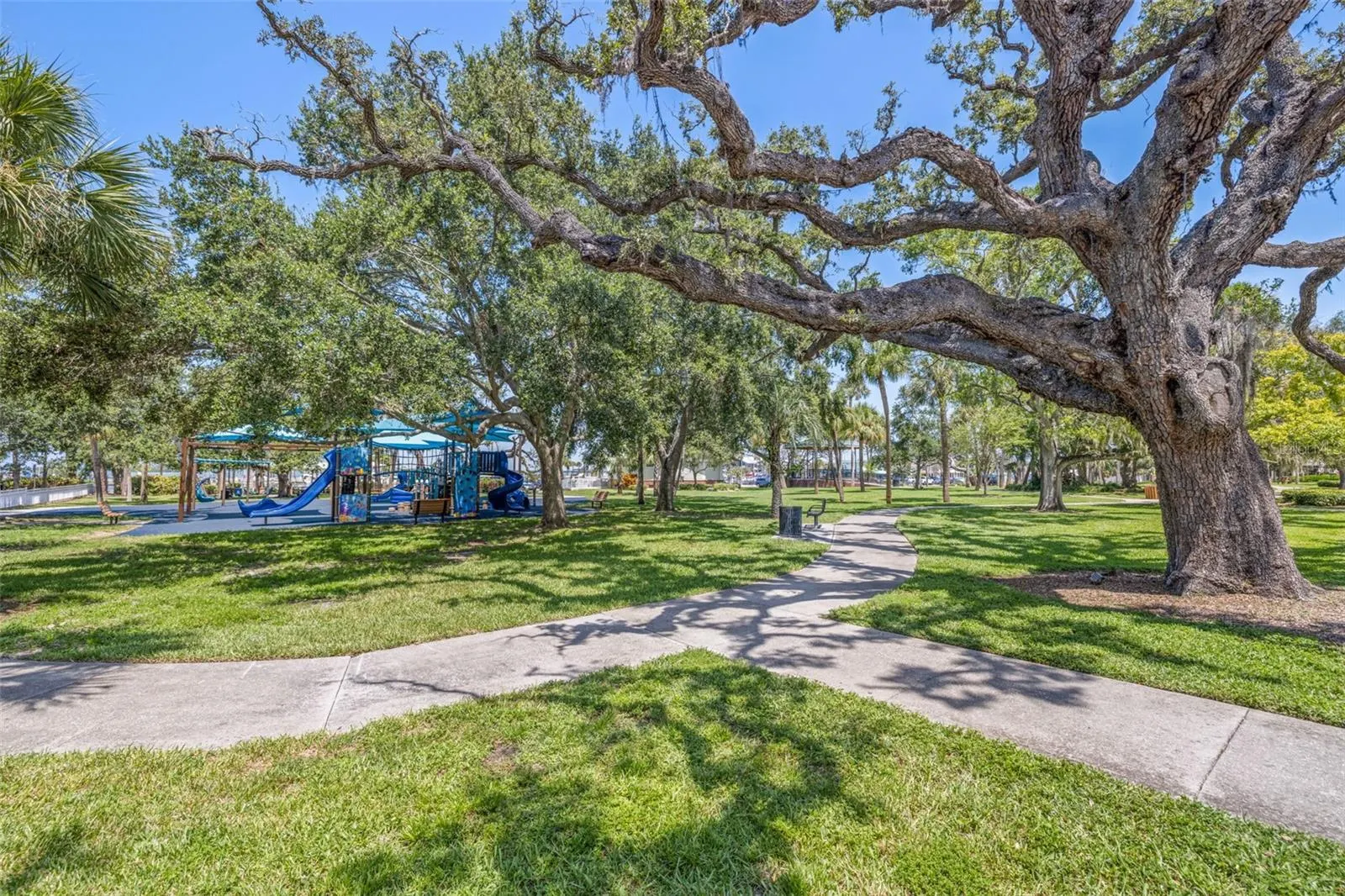 2479 BAYWOOD DR E