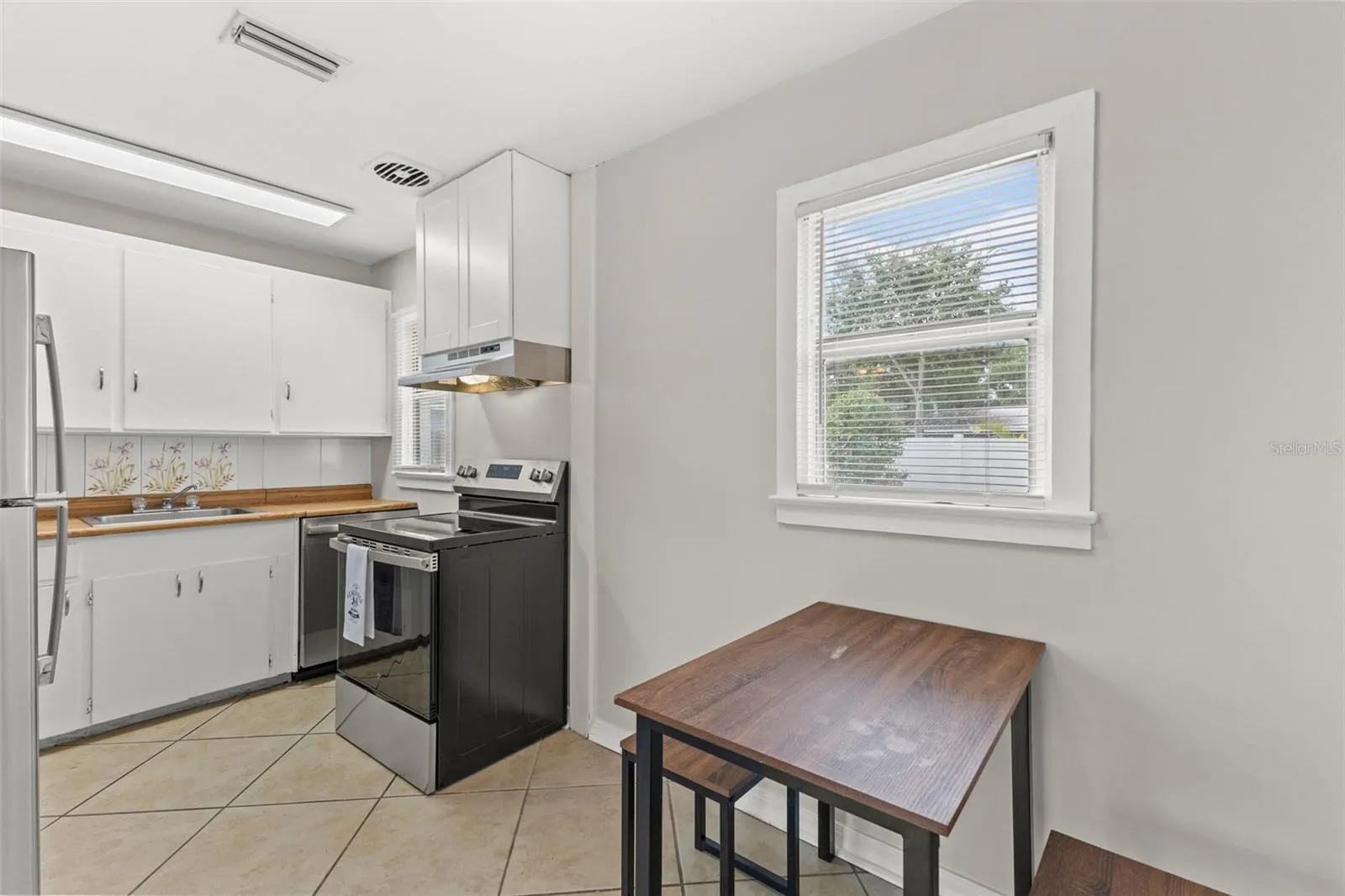 806 W IDLEWILD AVE