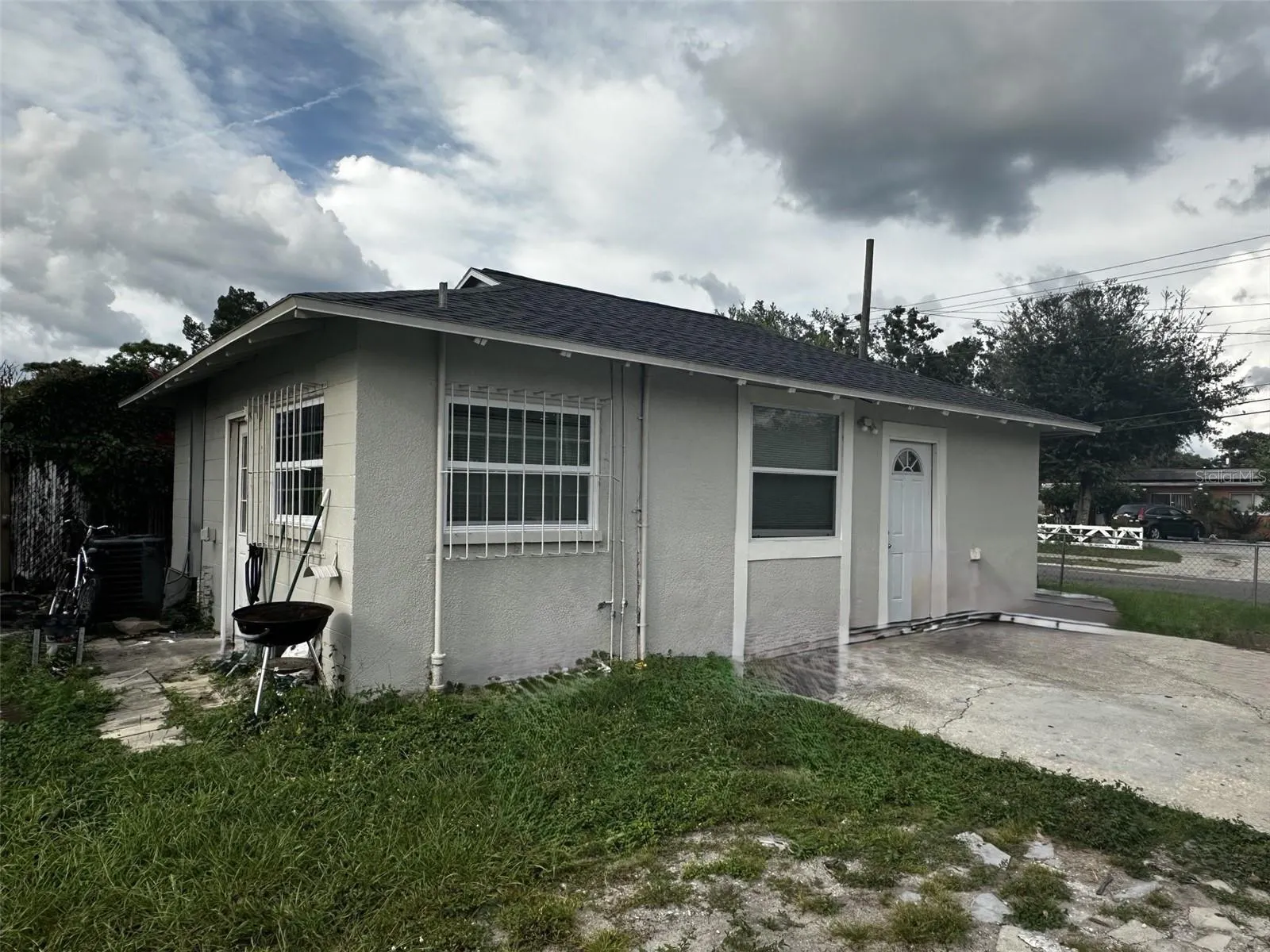 1426 E HOLLAND AVE