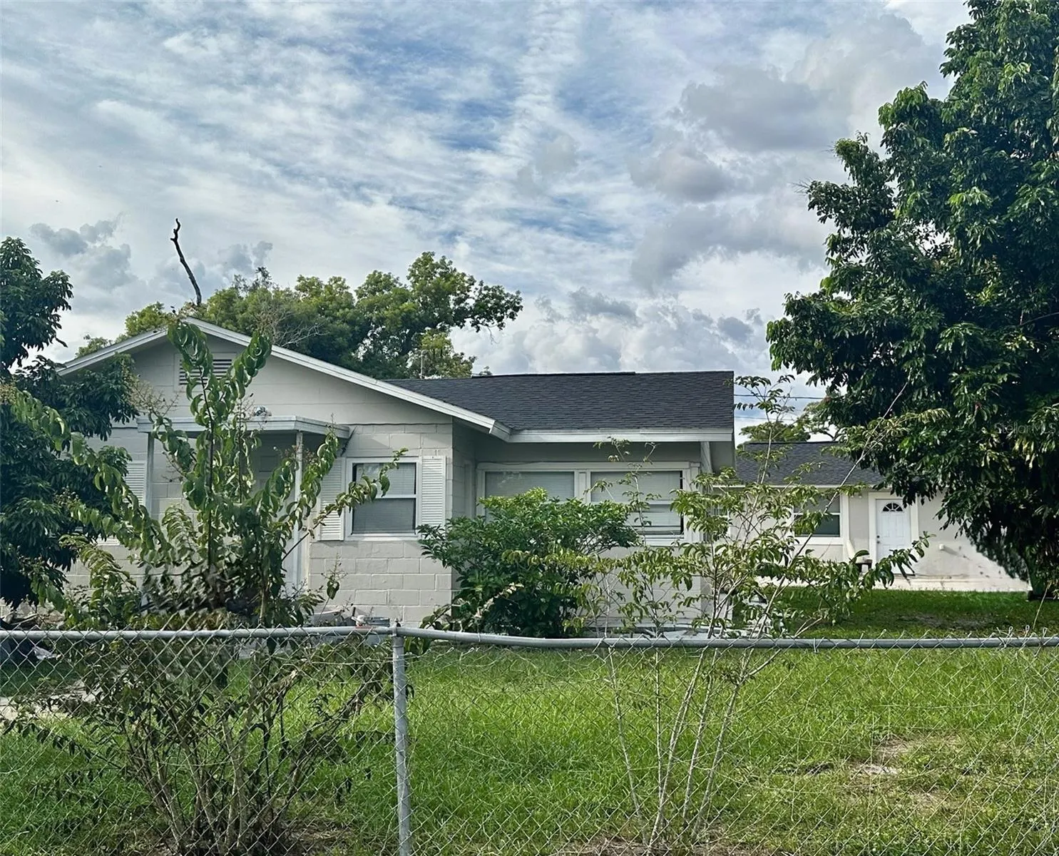1426 E HOLLAND AVE