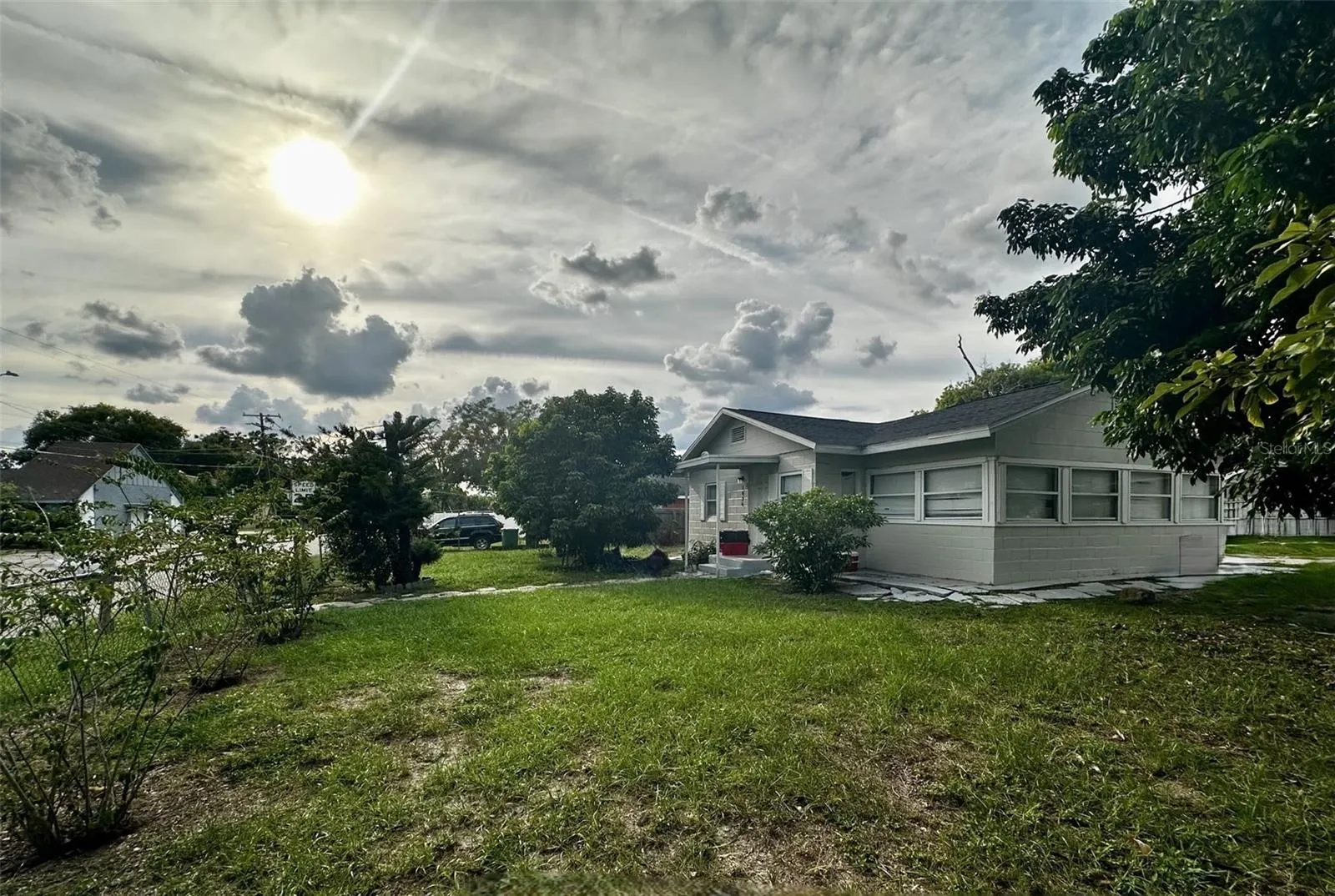 1426 E HOLLAND AVE