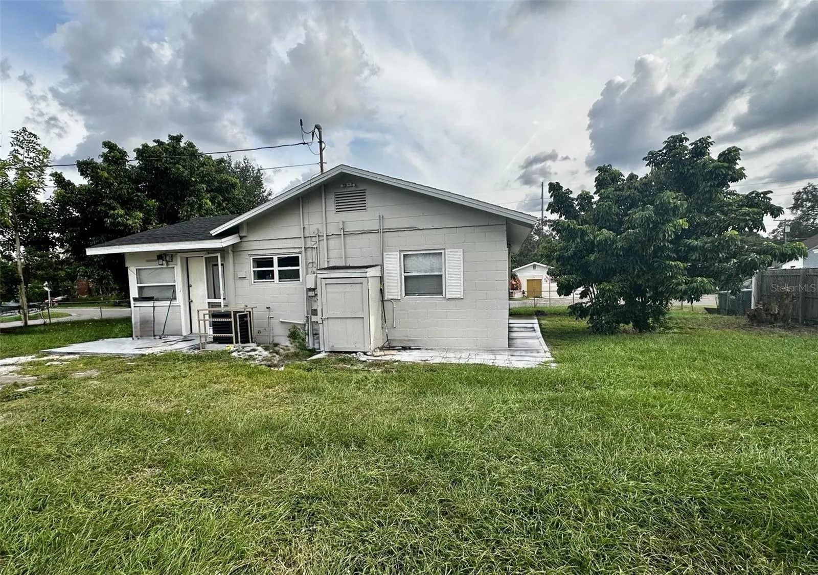 1426 E HOLLAND AVE