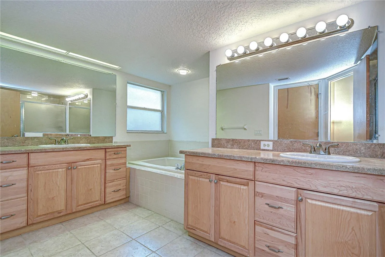 1308 W CARISSA CT
