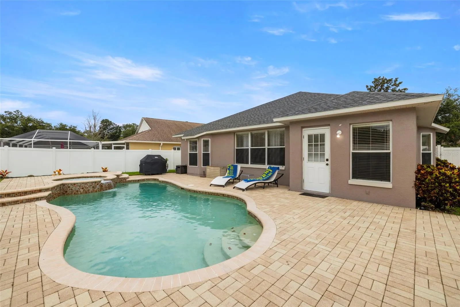 2005 BERRY LAKE DR