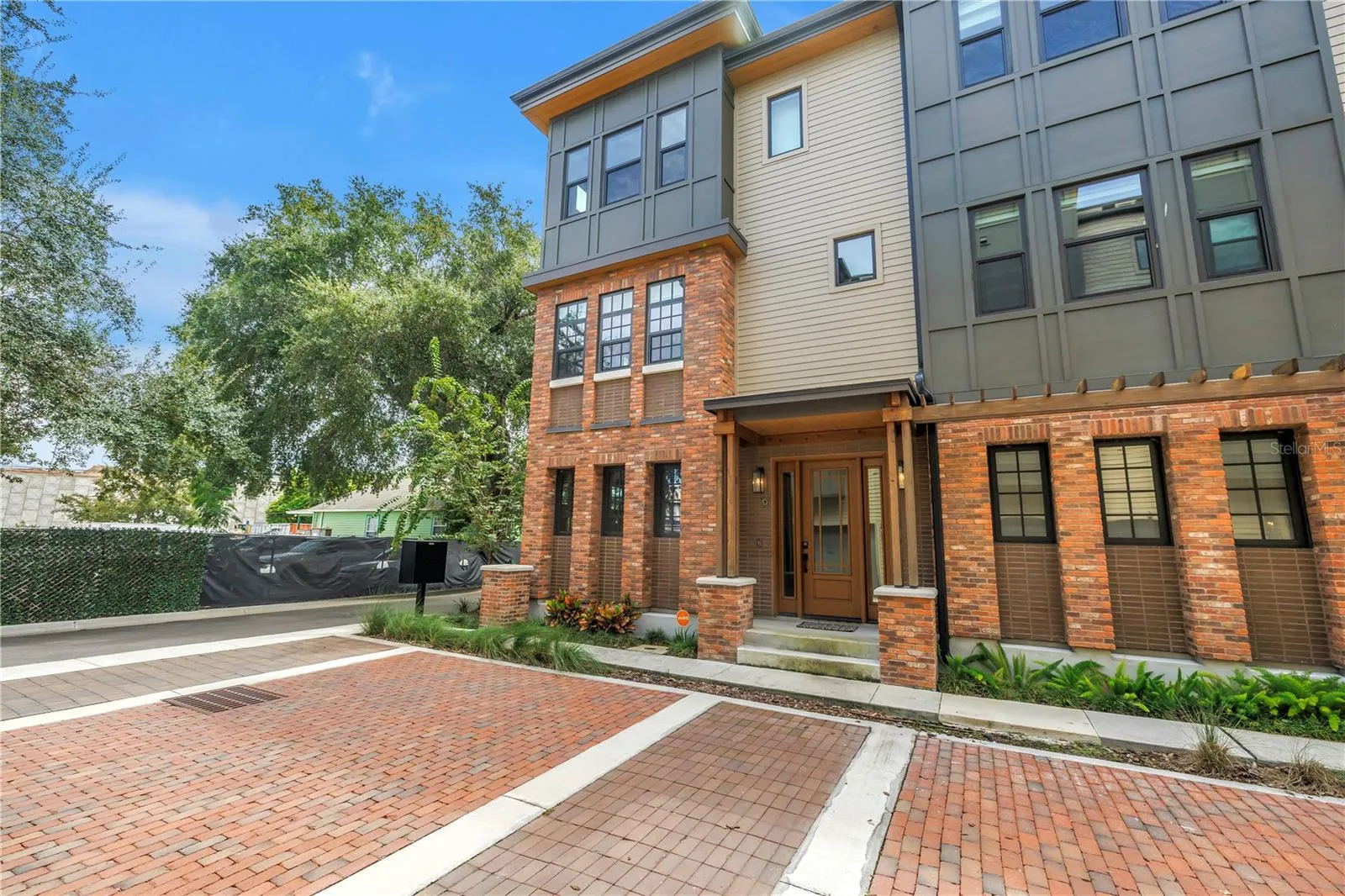 409 E OAK AVE #9, #9