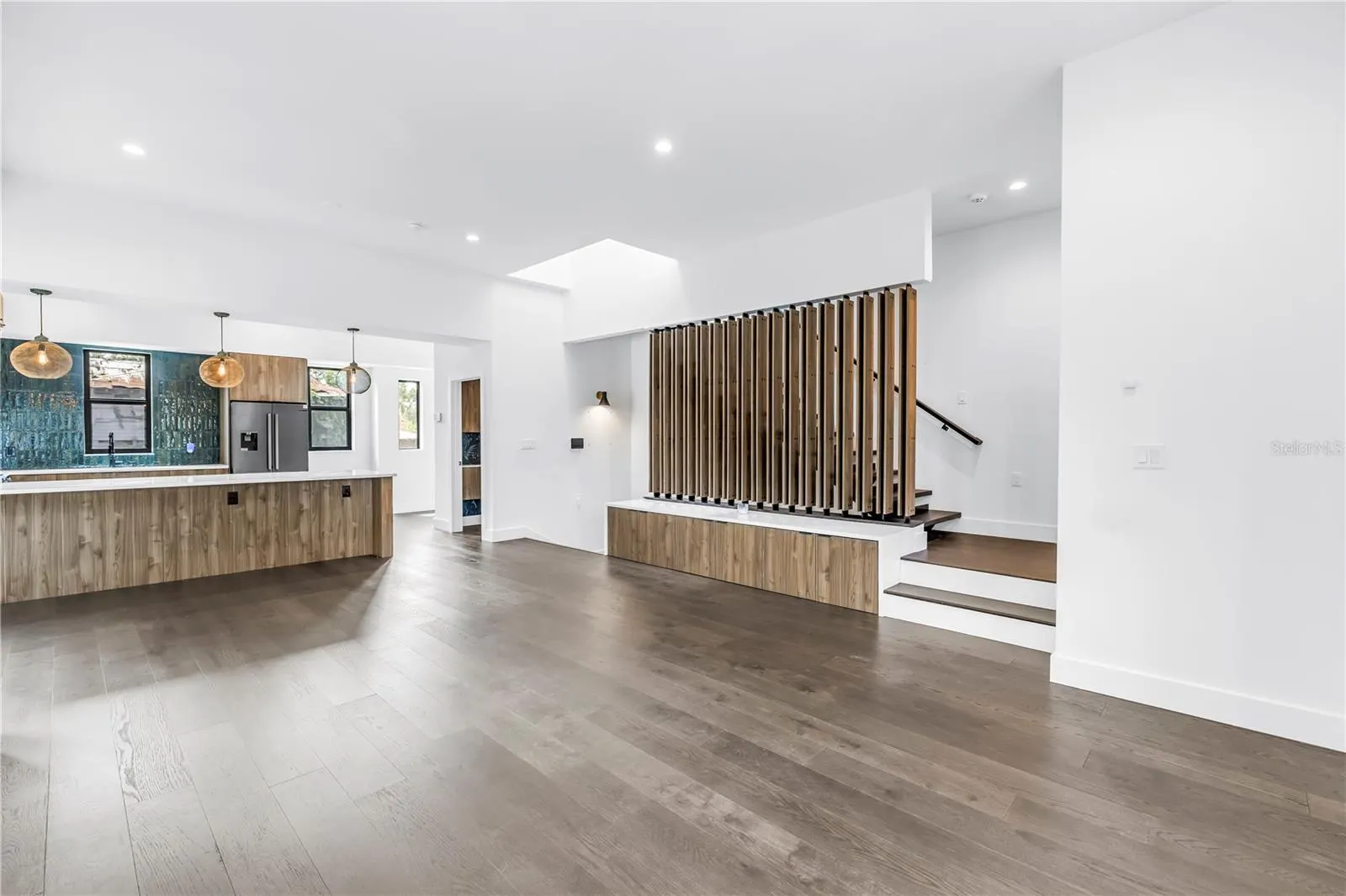 409 E OAK AVE #9, #9