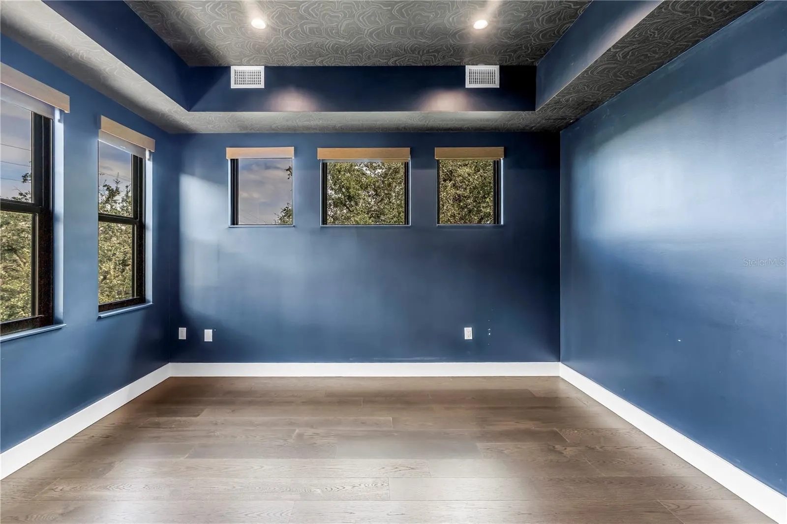 409 E OAK AVE #9, #9