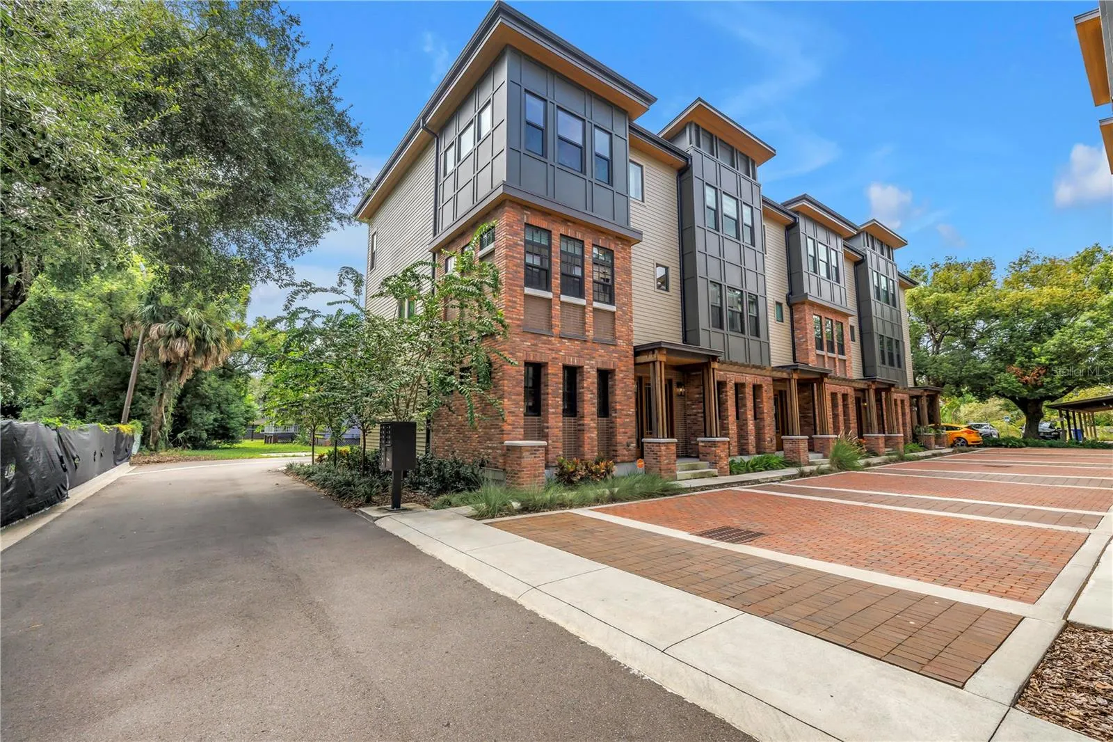 409 E OAK AVE #9, #9