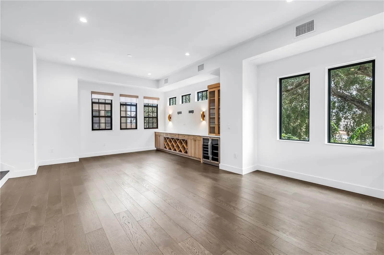 409 E OAK AVE #9, #9